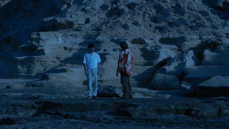 Un viaje a través del tiempo y la conciencia: Marc y Leo se reencuentran en un viaje psicodélico 