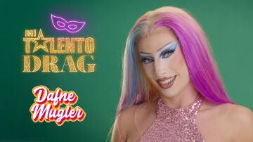 Aprende a pegar perfectamente una peluca con los consejos de Dafne Mugler en Mi talento drag