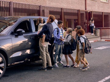 Mateo con sus hijos en la puerta del colegio