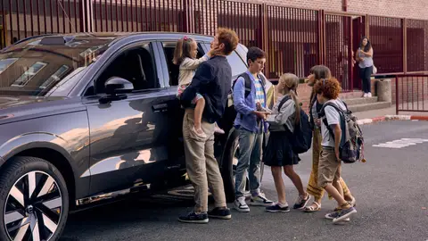 Mateo con sus hijos en la puerta del colegio Mateo con sus hijos en la puerta del colegio