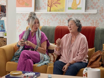 Las abuelas de los Vicho entierran el hacha de guerra en Padre no hay m&aacute;s que uno, la serie
