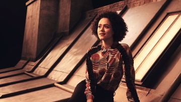 Nathalie Emmanuel es Maya en 'Cuatro bodas y un funeral'
