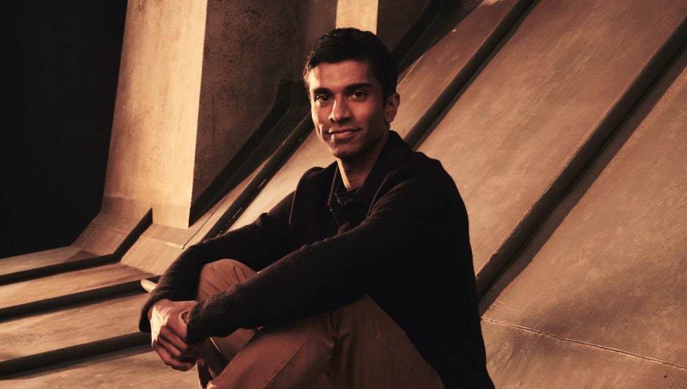 Nikesh Patel es Kas en 'Cuatro bodas y un funeral'