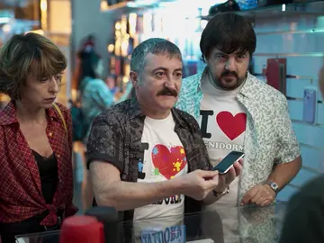 Extra: La secuencia de los amigos de Xabi que no verás en el capítulo 2 de 'Benidorm' Extra: La secuencia de los amigos de Xabi que no verás en el capítulo 2 de 'Benidorm'