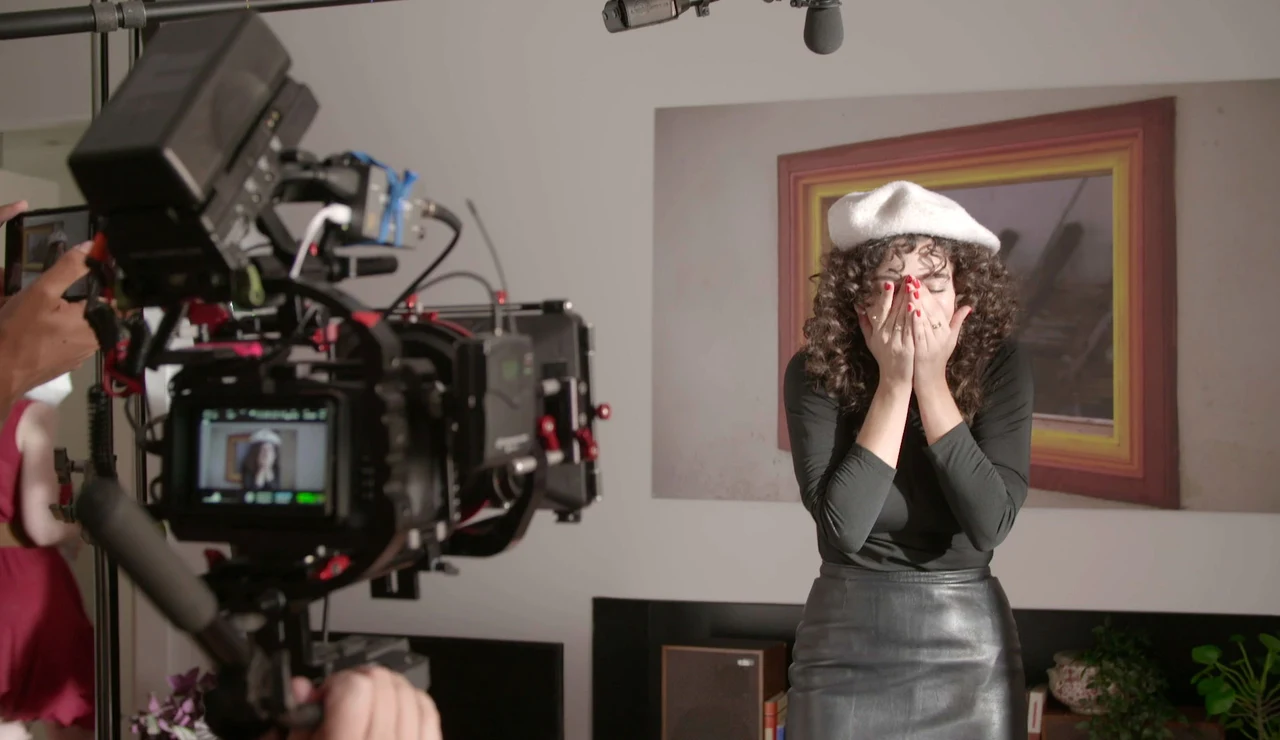 Tras las cámaras de la divertida improesía de Amelia Ledesma