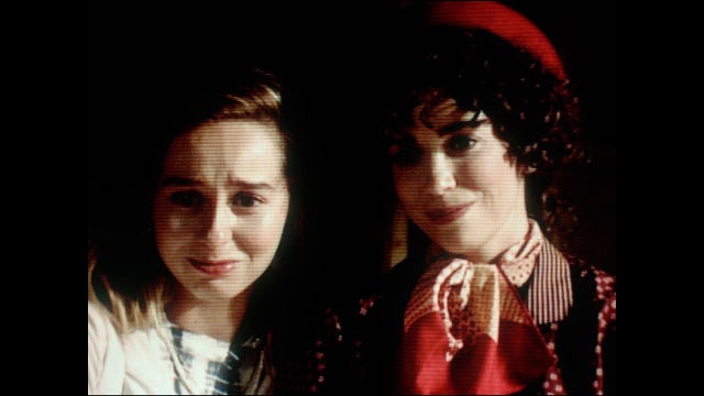 Luisita y Amelia observan una escena del rodaje con emoción