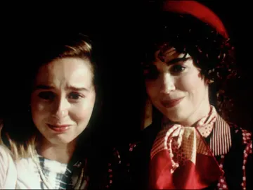 Luisita y Amelia observan una escena del rodaje con emoción Luisita y Amelia observan una escena del rodaje con emoción