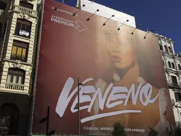 Timelapse: Así se ha colocado la lona de 'Veneno' en la Gran Vía de Madrid Timelapse: Así se ha colocado la lona de 'Veneno' en la Gran Vía de Madrid