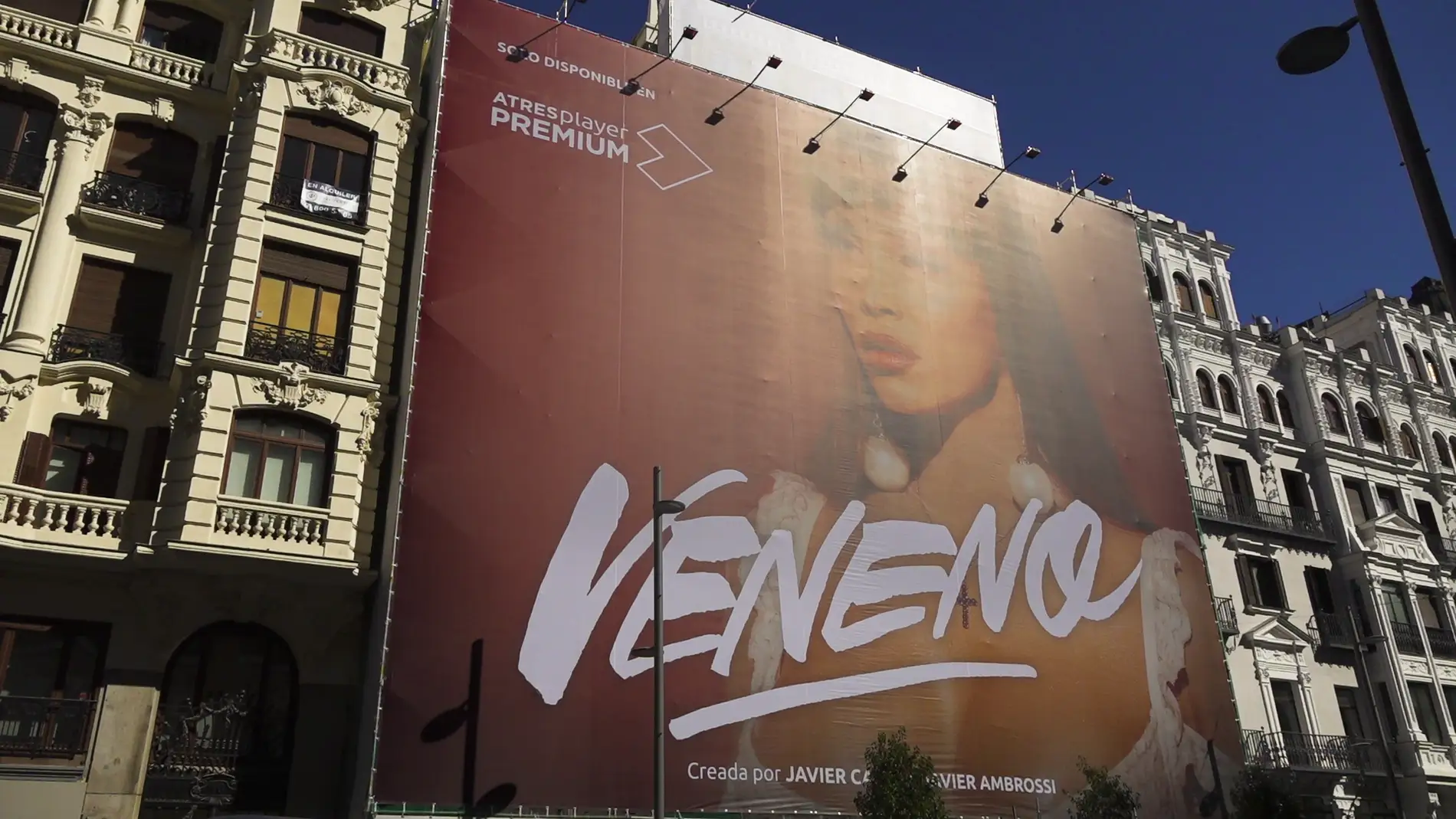 Timelapse: Así se ha colocado la lona de 'Veneno' en la Gran Vía de Madrid