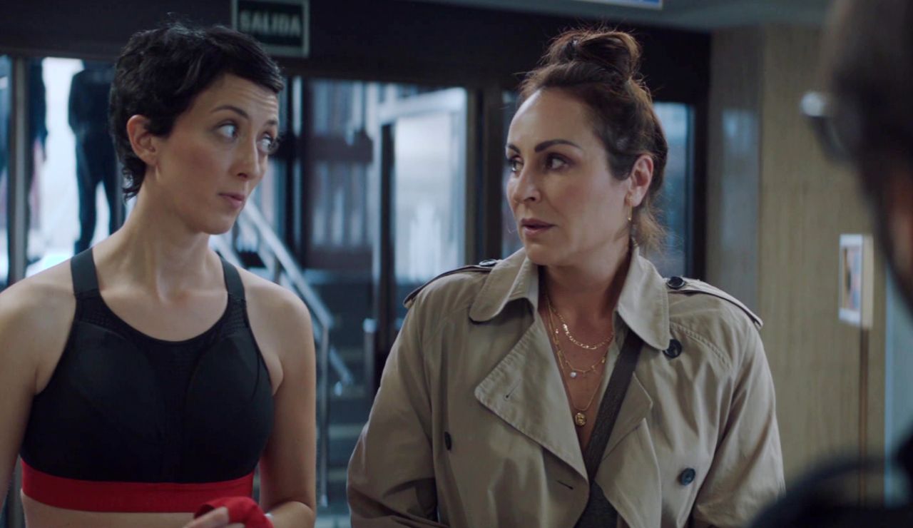 Así es la vida ‘By Ana Milán’: va a poner una denuncia... y acaba firmando un autógrafo