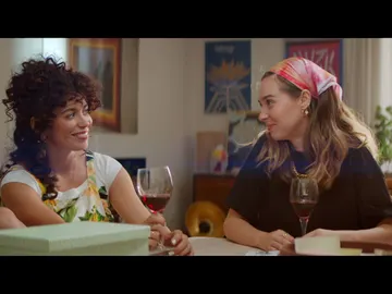 Luisita y Amelia abren la caja de los recuerdos Luisita y Amelia abren la caja de los recuerdos
