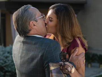 Esteban y Julieta se besan Esteban y Julieta se besan