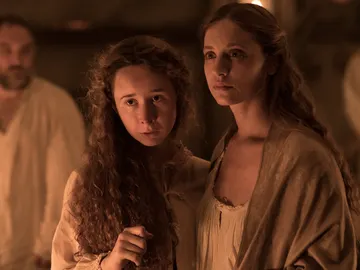 Clara intenta detener a quién se quiere llevar a Rosalía Clara intenta detener a quién se quiere llevar a Rosalía