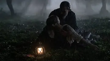 Diego encuentra a Clara inconsciente bajo la tormenta