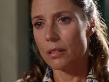 Clara le exige explicaciones a César: "Es lo que tú eres, un policía corrupto" Clara le exige explicaciones a César: "Es lo que tú eres, un policía corrupto"