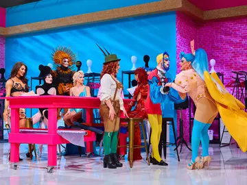 Las 10 reinas de 'Drag Race España' pisan el Werk Room por primera vez, ¡así ha sido su entrada! Las 10 reinas de 'Drag Race España' pisan el Werk Room por primera vez, ¡así ha sido su entrada!