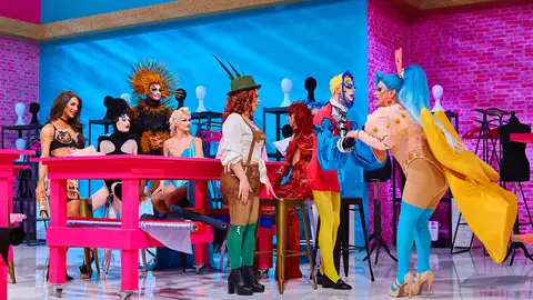 Las 10 reinas de 'Drag Race España' pisan el Werk Room por primera vez, ¡así ha sido su entrada! Las 10 reinas de 'Drag Race España' pisan el Werk Room por primera vez, ¡así ha sido su entrada!
