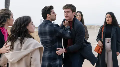 Alba increpa a Bruno, Rubén y Jacobo: "¿Me vais a coger y me vais a violar otra vez?" Capítulo 12 de 'Alba'