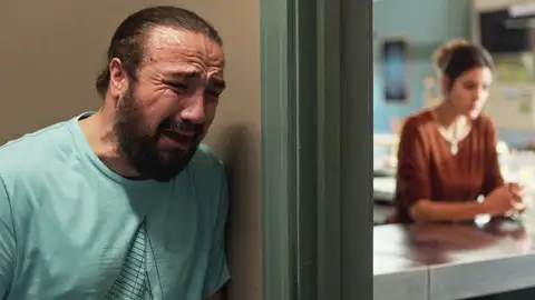 Toño descubre una dolorosa verdad: Luisito no es su hijo Capítulo 12 de 'Alba'