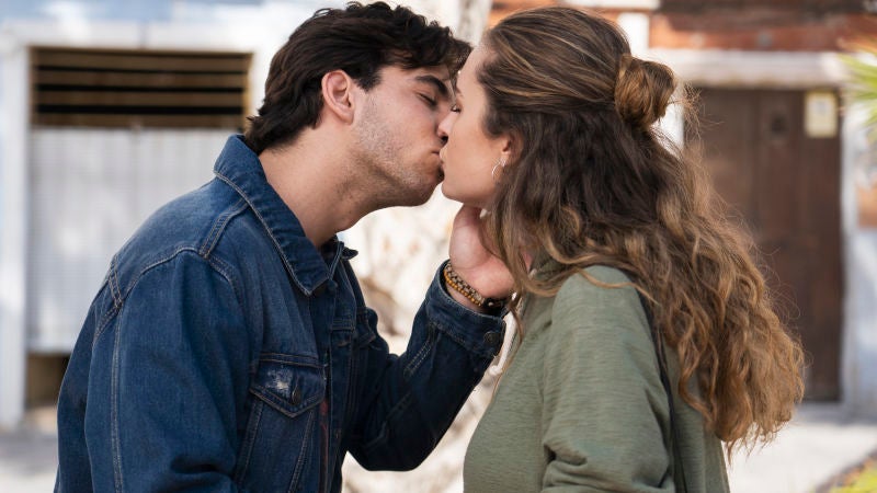 El esperado beso de Bego y Tirso