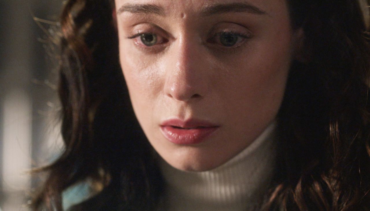 Alba lee la carta que Hugo escribió antes de suicidarse