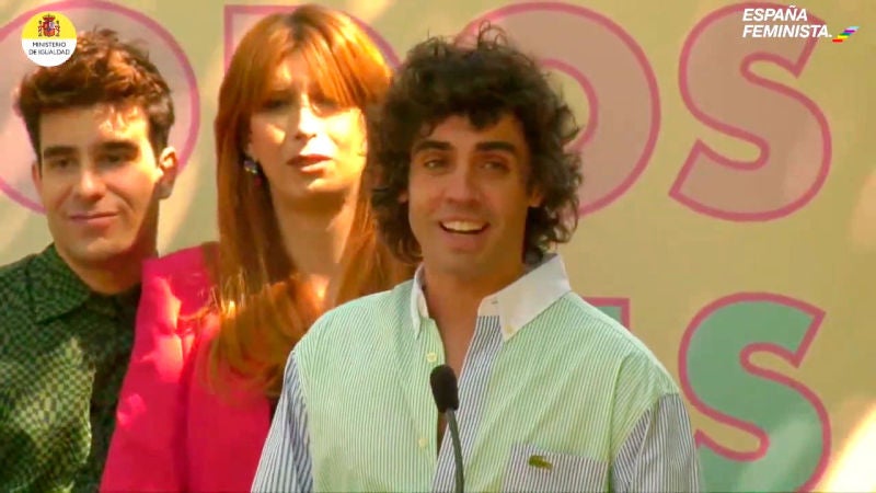 Irene Montero entrega a Javier Calvo, Javier Ambrossi y Valeria Vegas el premio al Reconocimiento a la visibilidad trans por ‘Veneno’