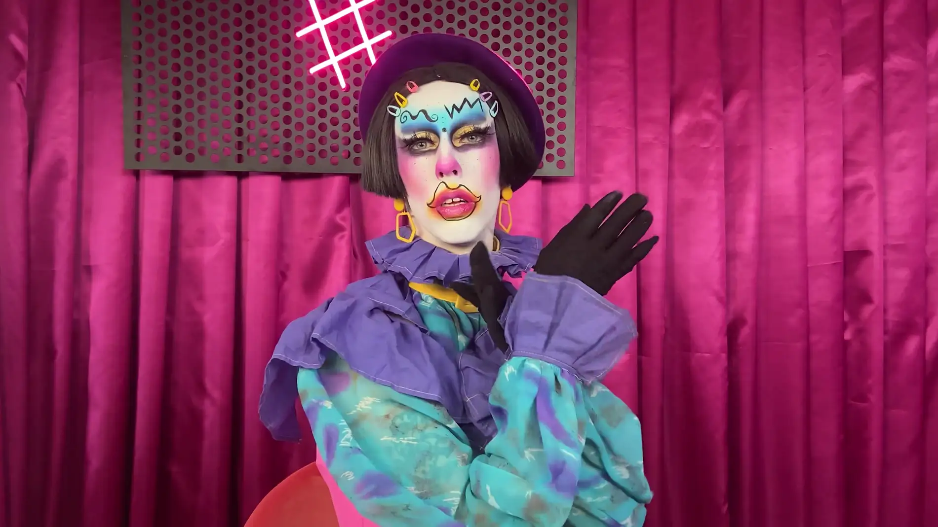 Video tutorial: Hugáceo Crujiente explica paso a paso su maquillaje de “drag de vitrina”