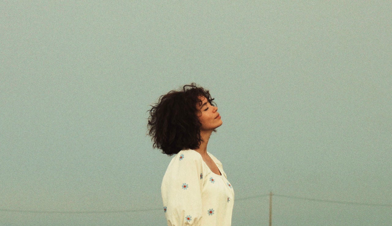 Carol Rovira estrena su cuarto single, "Verde Amarillo Azul"