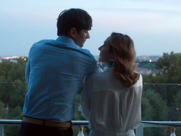 Manu y Ana, en la terraza del piso de Ana