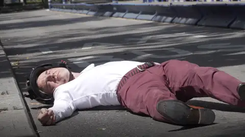 El accidente en moto que tiene lugar al final del segundo capítulo es clave en ‘Cardo’ El accidente en moto que tiene lugar al final del segundo capítulo es clave en ‘Cardo’