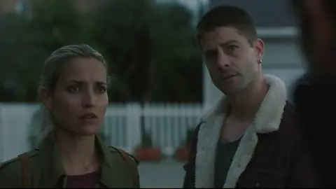 El padre de Dora interrumpe las confidencias entre Sandra y Culebra El padre de Dora interrumpe las confidencias entre Sandra y Culebra
