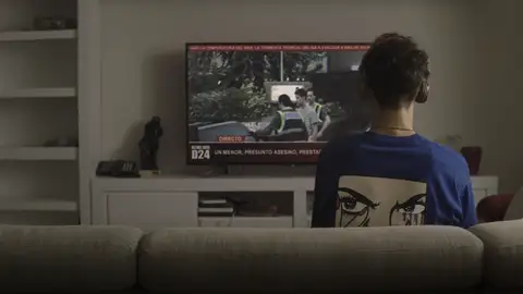 Raúl observa las noticias Raúl observa las noticias