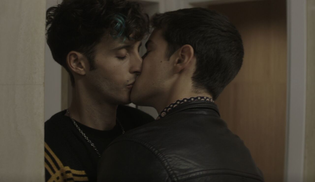 Beso entre Raúl y Marcos 
