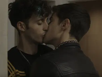 Beso entre Raúl y Marcos Beso entre Raúl y Marcos
