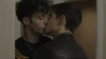 Beso entre Raúl y Marcos 
