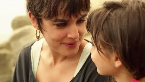 "¿Quieres que nos vayamos de aquí?" Manuela trama un plan para salvar a Alba  "¿Quieres que nos vayamos de aquí?" Manuela trama un plan para salvar a Alba