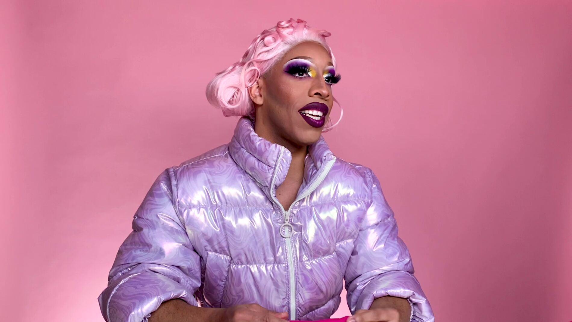 La sexta expulada de 'Drag Race España' se enfrenta a la autoentrevista.