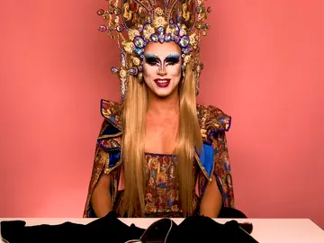 La reina enseña cómo puedes personalizarlas para estrenar plataformas nuevas en cada show. La reina enseña cómo puedes personalizarlas para estrenar plataformas nuevas en cada show.