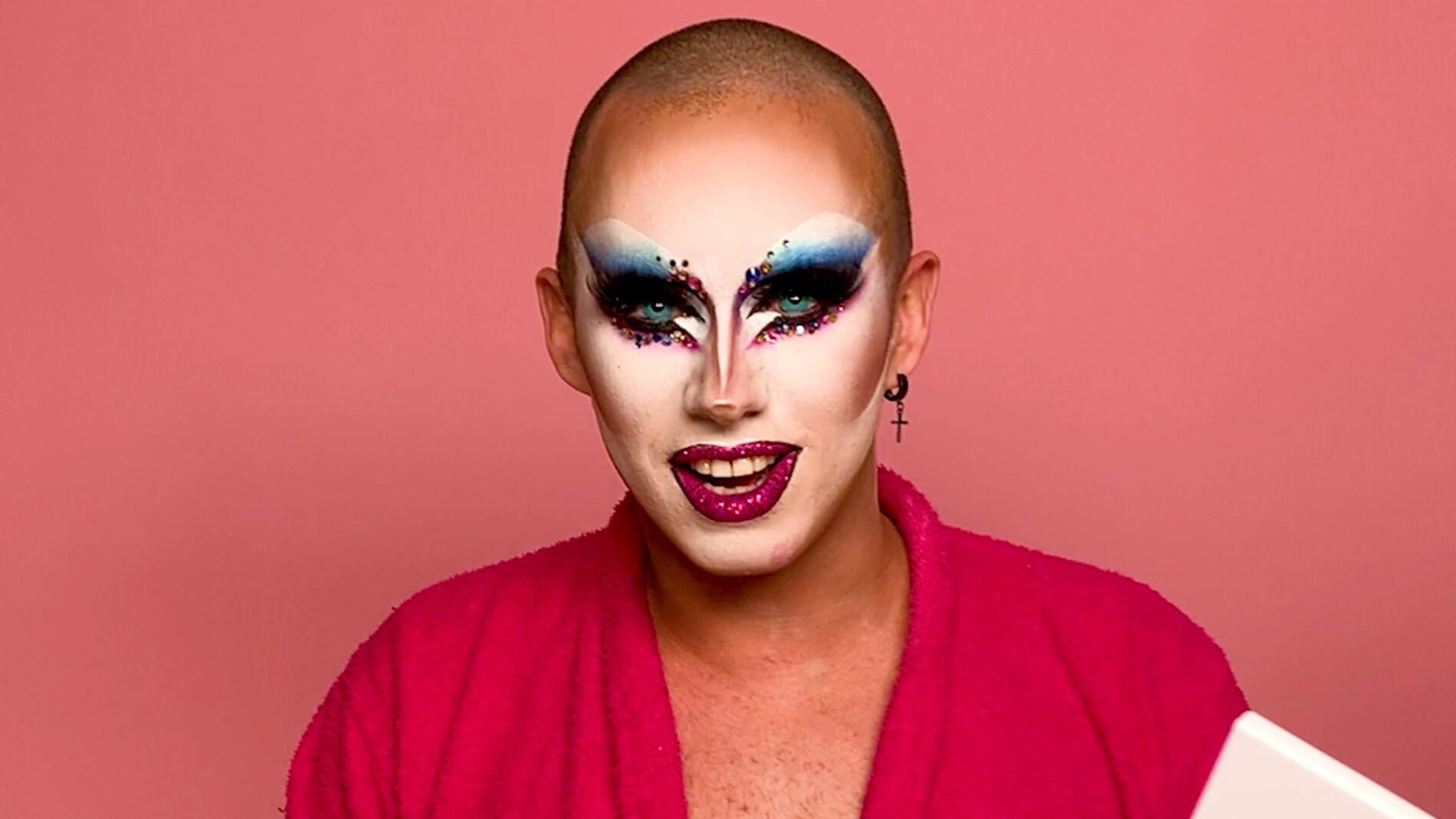 ¡Impresionante! Drag Sethlas comparte mil trucos para recrear su look de entrada