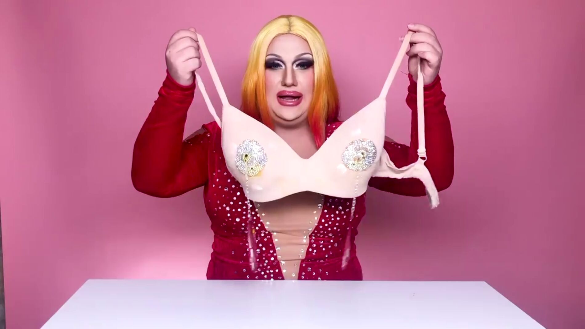 Estrella Xtravaganza te enseña a crear su sujetador 'lanza salsas'