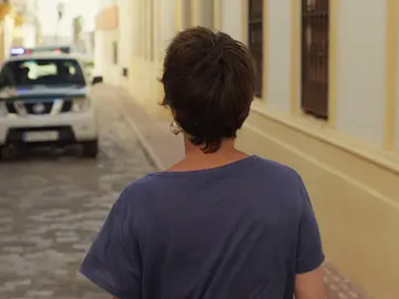 ¡Manuela es acorralada por la policía! ¿Conseguirá escapar?  ¡Manuela es acorralada por la policía! ¿Conseguirá escapar?