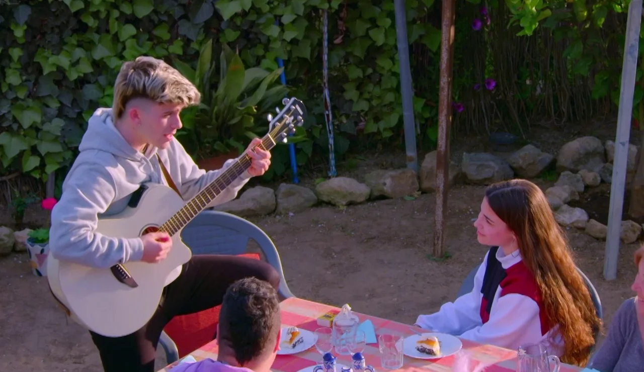 Hugo interpreta su canción ante las reinas en 'Dos años y un día'