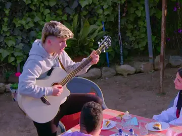 Hugo interpreta su canción ante las reinas en 'Dos años y un día' Hugo interpreta su canción ante las reinas en 'Dos años y un día'