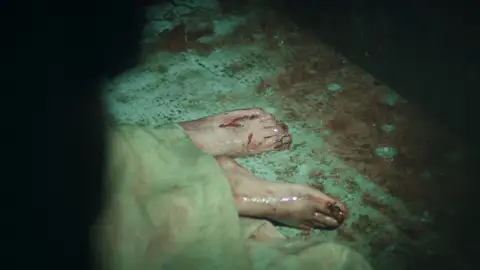 La lluvia que baña el cuerpo de la joven en 'La novia gitana' La lluvia que baña el cuerpo de la joven en 'La novia gitana'