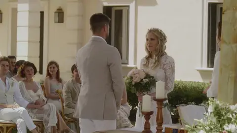 Dora desaparece en la boda de Sandra y Culebra Dora desaparece en la boda de Sandra y Culebra