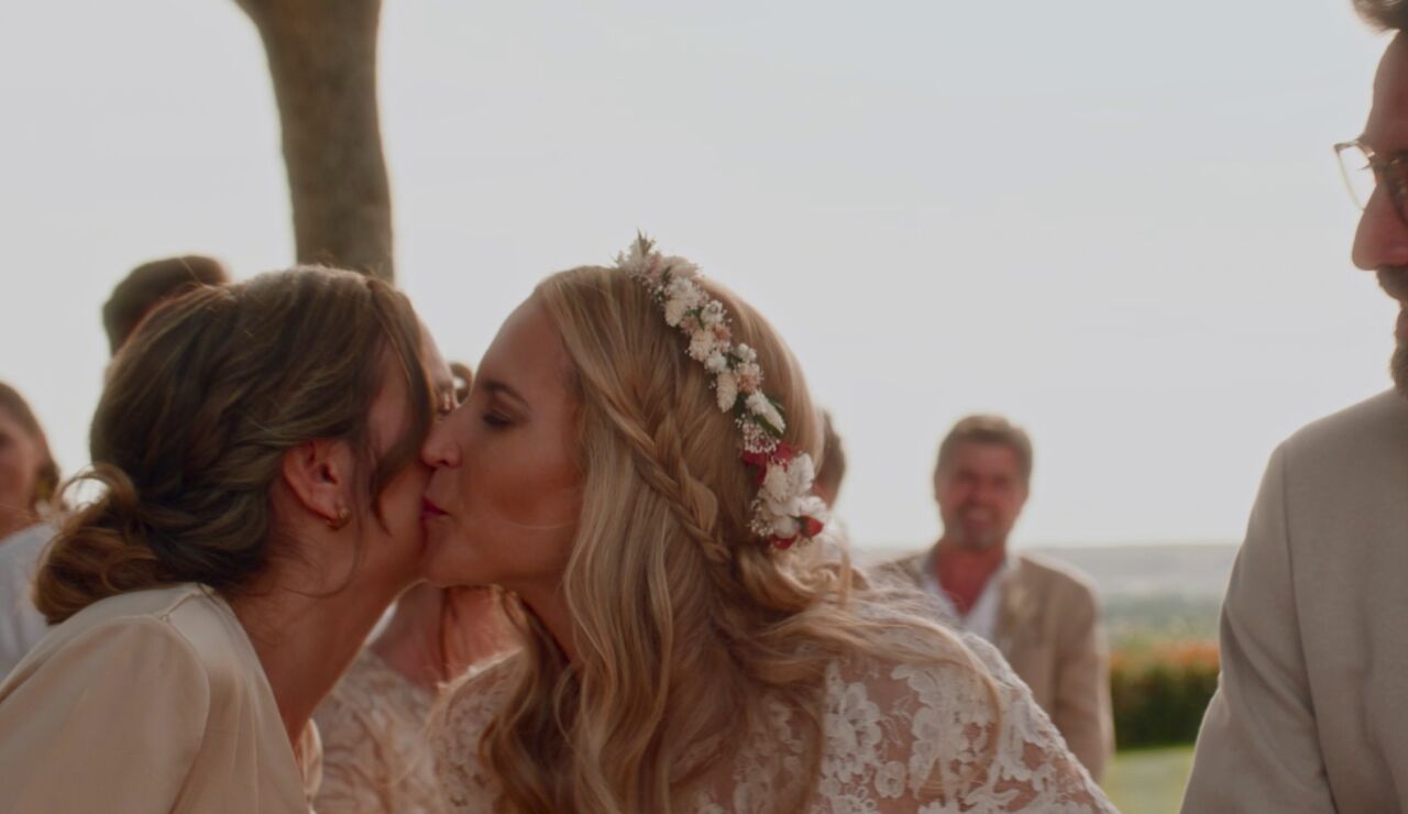 El bonito guiño en la boda de Sandra y Culebra: Ana Fernández besa a su hermana María