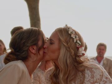 El bonito guiño en la boda de Sandra y Culebra: Ana Fernández besa a su hermana María