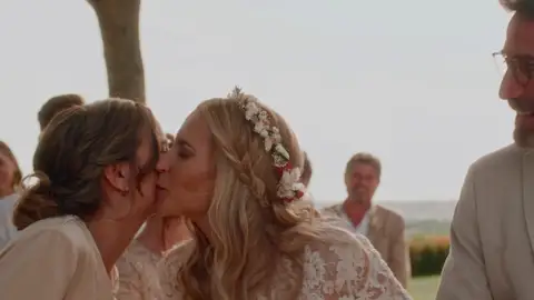 El bonito guiño en la boda de Sandra y Culebra: Ana Fernández besa a su hermana María El bonito guiño en la boda de Sandra y Culebra: Ana Fernández besa a su hermana María