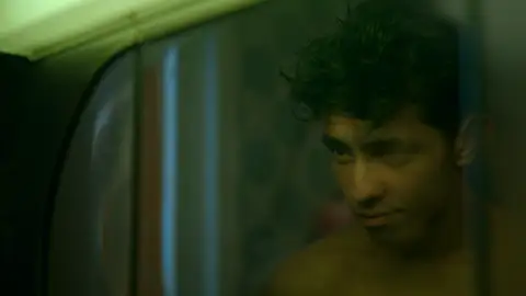 Quique González es Omar en 'UPA Next' Quique González es Omar en 'UPA Next'