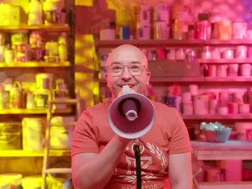 Pupi Pisson, con megáfono en mano, invita a Campaspero a la actuación final Pupi Pisson, con megáfono en mano, invita a Campaspero a la actuación final